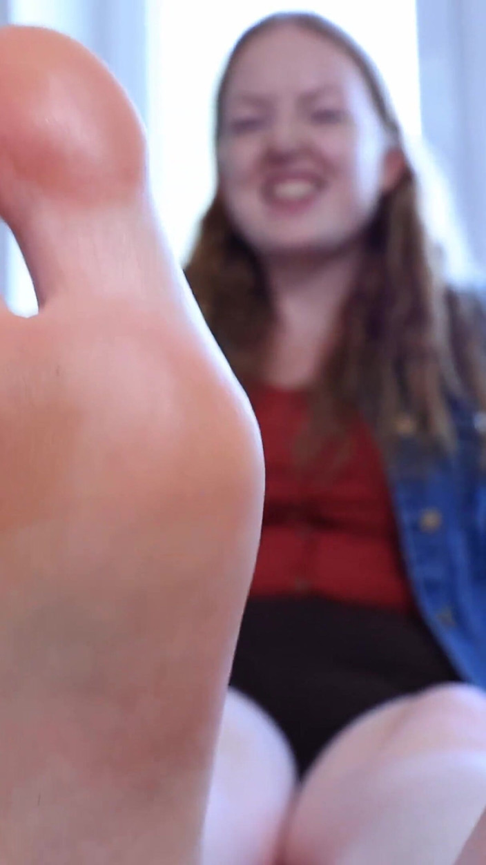 Czech Soles - foot fetish content: 汗だくの裸足の靴の匂いを嗅いで舐める視点