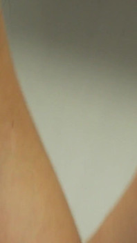 ランジェリーを着た大きなお尻と巨乳の穴のブルネットの女の子が栄光の穴でパンティーを履いてセックスしている女の子