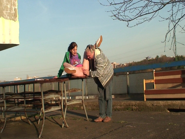 German porn friends: Ateşli esmer açık havada yaşlı adam tarafından yalanıyor ve parmaklanıyor