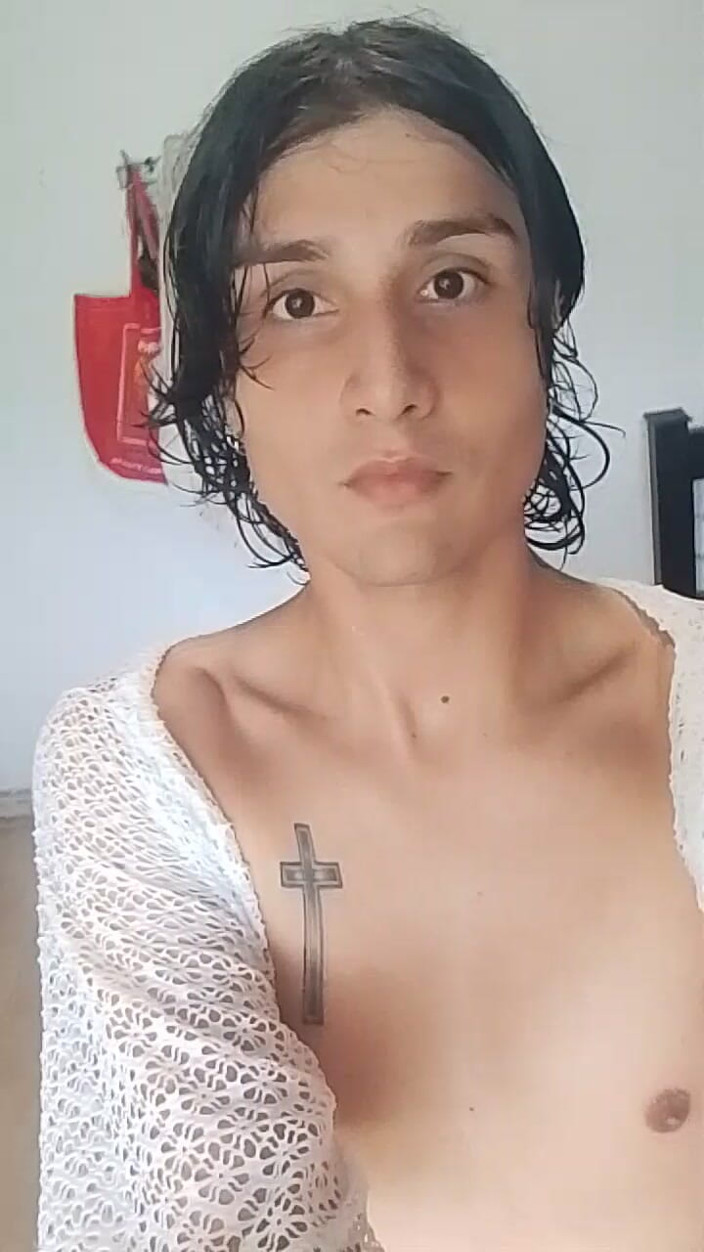 femboyass469: Krásný femboy chodí nahý a navoskovaný po celém domě, hraje...