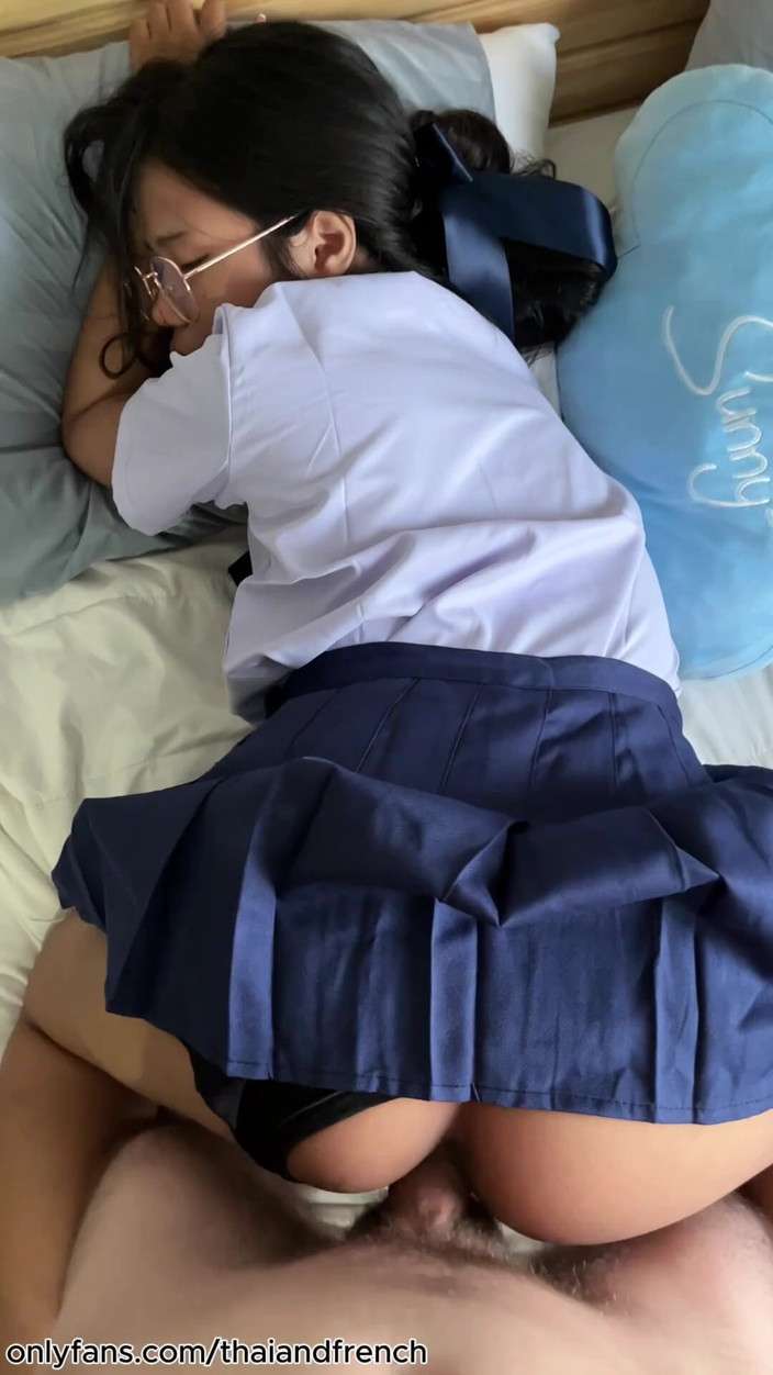 ThaiAndFrench: Turist francez fute o fată thailandeză de 18 ani în uniformă