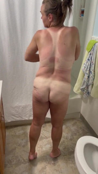 Tirando a roupa e posando nua para você!