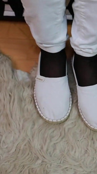 Bílé džíny, Černé vyztužené punčochy a Bílé Espadrilles - Hra a honění