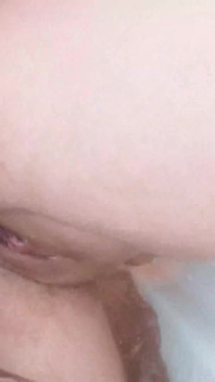Verführung in der Badewanne und analer Sex im Bett