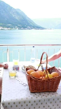 Public! J’ai branlé une bite sexy dans un restaurant