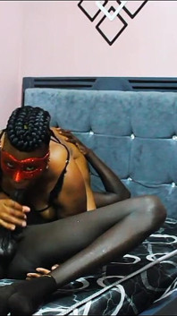 MILF zadek jí rimming a deepthroating BBC končí mrdkou na velký naolejovaný zadek