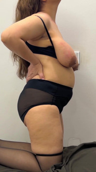 Grandi Tette MILF in Calze Ostenta Il Suo Corpo Sinuante Grandi Tette