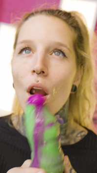 Alt blondes mädchen mit tätowierungen masturbiert mit verrücktem spielzeug