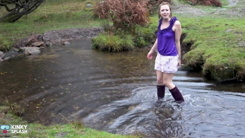 UKCuteGirl Lucy Lauren: Welly Sploshing în cizme și fără chiloți!