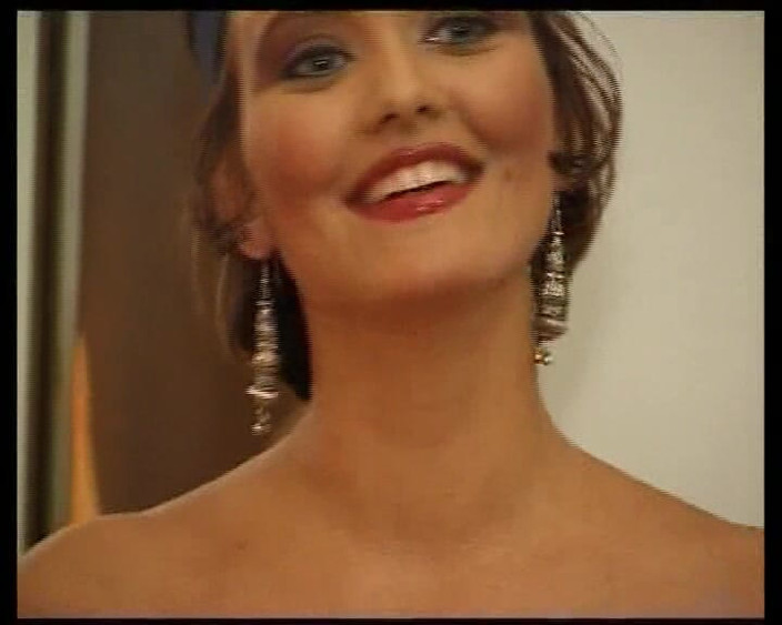 Nikky Thorne's Amateur Teen Casting: हॉट काले बाल वाली खुद को Denudes करती है और अपनी छंटनी वाली चूत को रगड़ती है