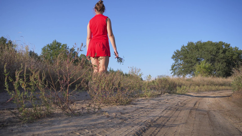 Teasecombo 4K: Chica en vestido corto camina al aire libre y muestra...