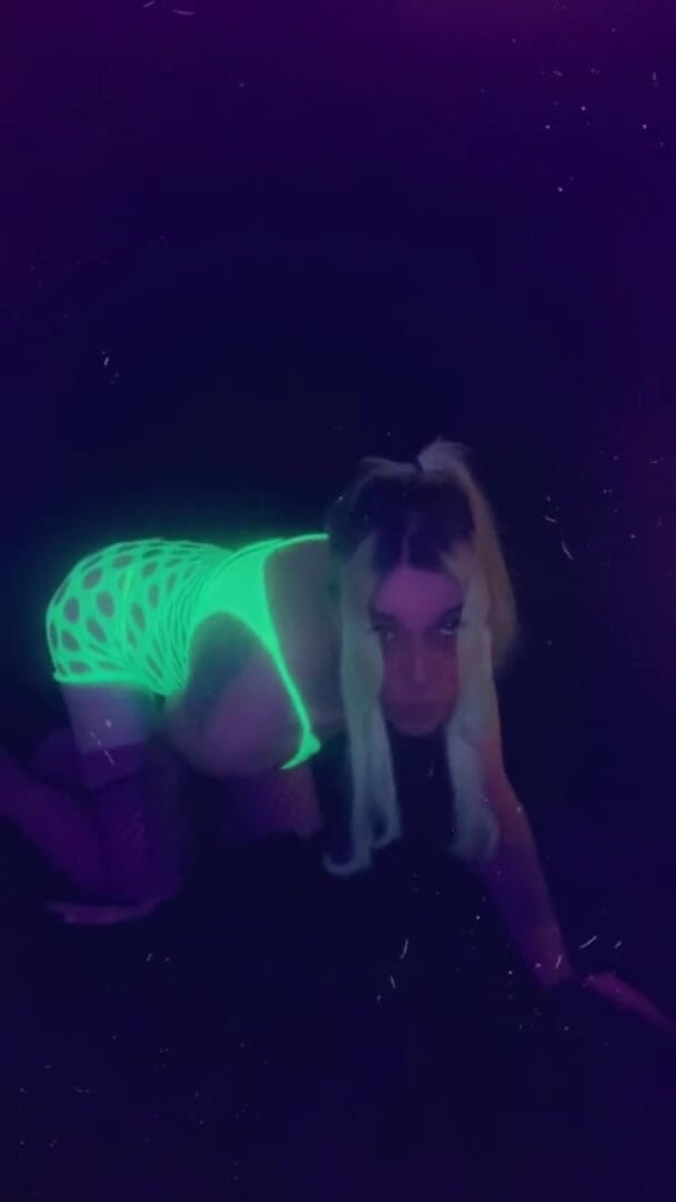 CarmenMelatonin: Sexy Party Gurl wants to be fucked