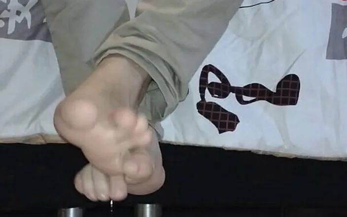 Tomas Styl: Latino Puts White Cream on His Feet