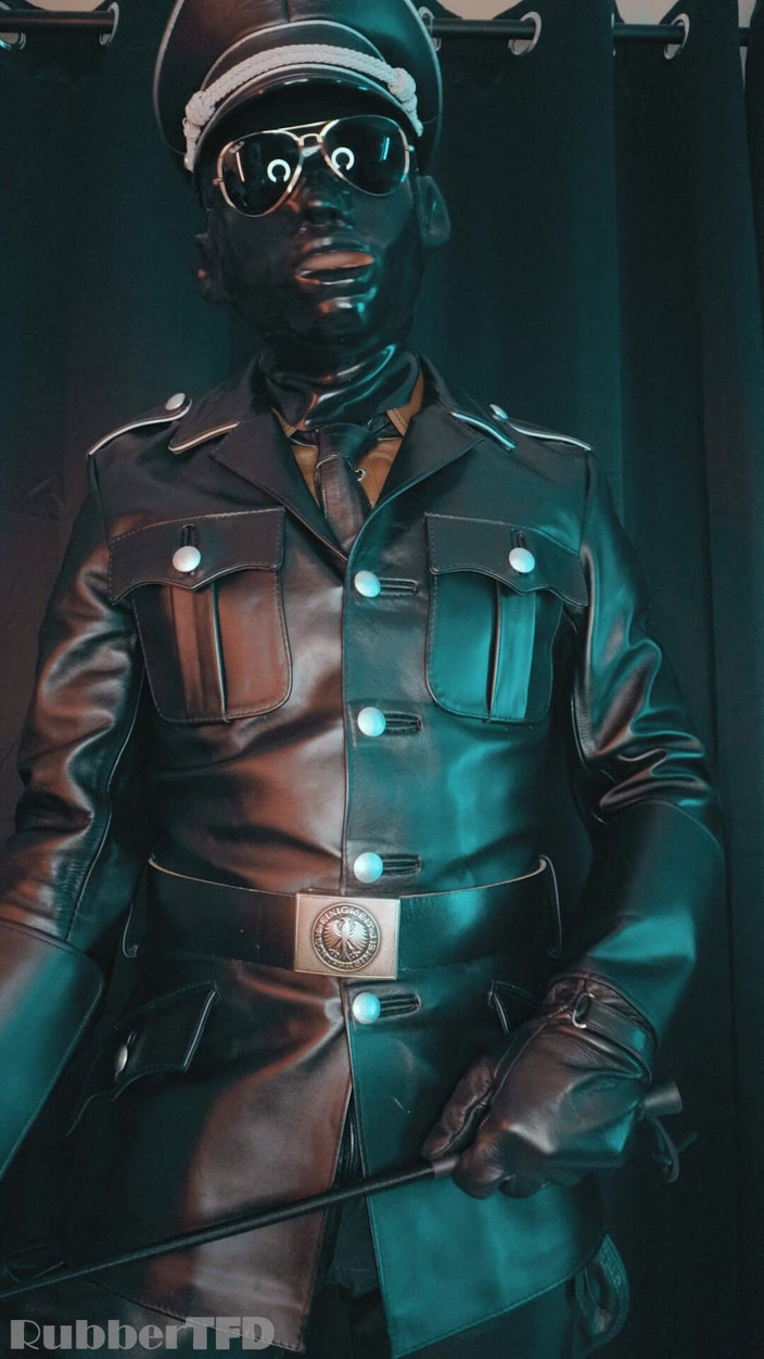 RubberTFD: VK leren maskter Terug