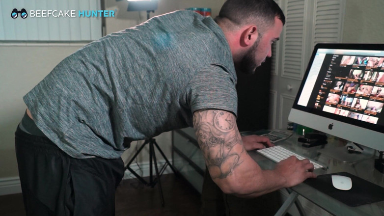 Beefcake Hunter: Güvenlik görevlisi gece geç saatlerde servis yapıyor
