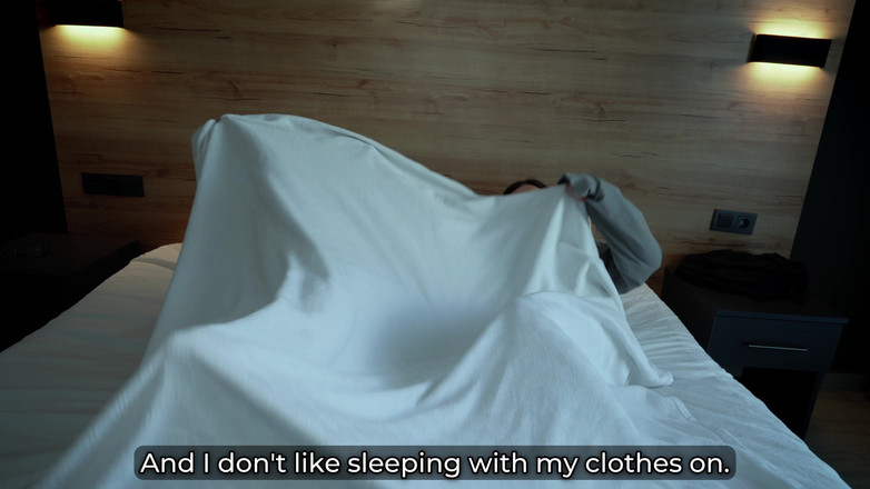 Toma Mur: 야생 호텔 섹스에서 의붓 아들과 침대를 공유하는 새엄마와 의붓여동생 (feat. Kisscat)