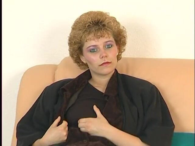 Lucky Cooch: Blonďatá děvka si hraje s kundičkou a kouří chlapovi péro