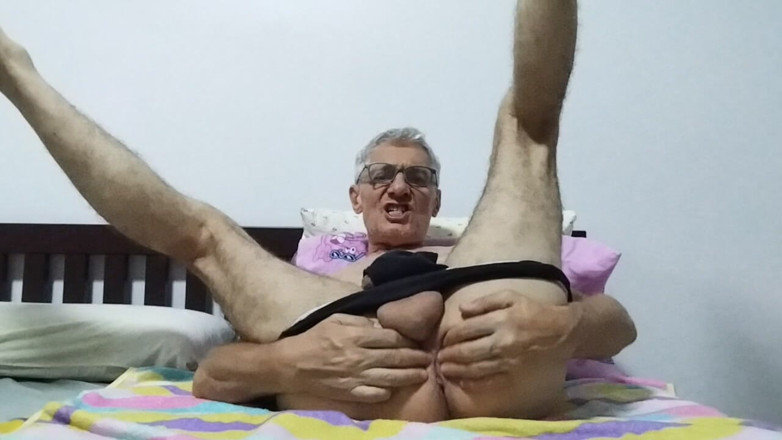 Big uncut hard cock: Růžová a mokrá anální akce