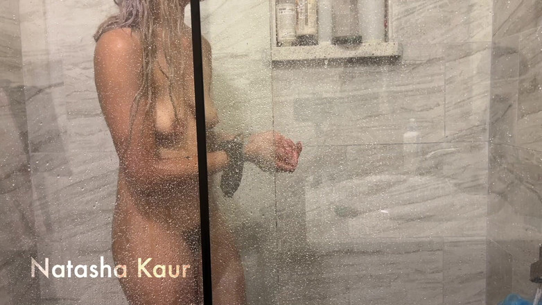 Natasha Kaur: POV: Sledujete mě, jak se sprchuji a uklízím po sprše...