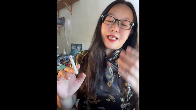 Smoking Asian: チェーンスモークのアジア人告白:セクシーなシルクチャイサムと長いタバコホルダーで3本のタバコを吸う