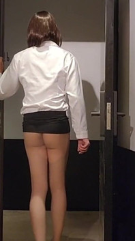 โชว์หุ่นให้คนที่เดินผ่านห้องพักโรงแรมเห็น