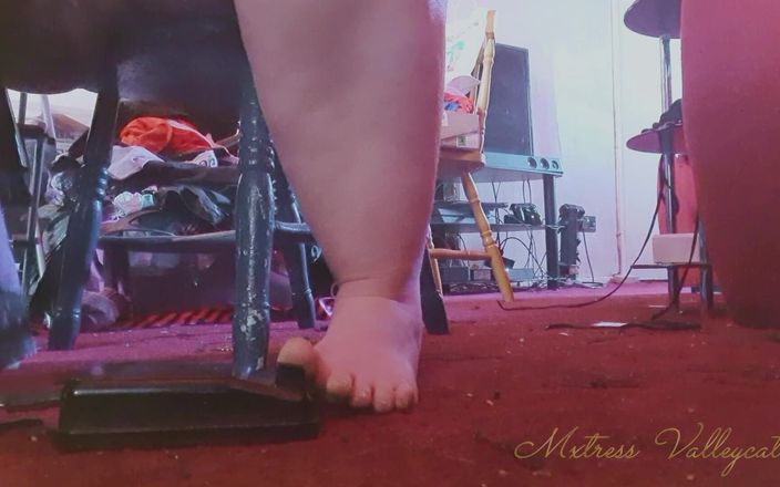 Mxtress Valleycat: Cucire a piedi nudi con un vecchio pedale da bakelite