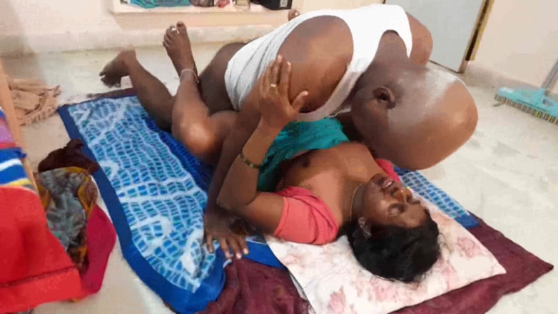 Desi palace: Seksi teyze erkek arkadaşına amını siktiriyor