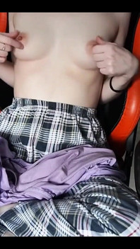 Virgină se joacă cu sfârcurile ei până la orgasm când este singură acasă