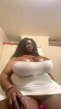 Negra grandota gimiendo fetiche &titsplay