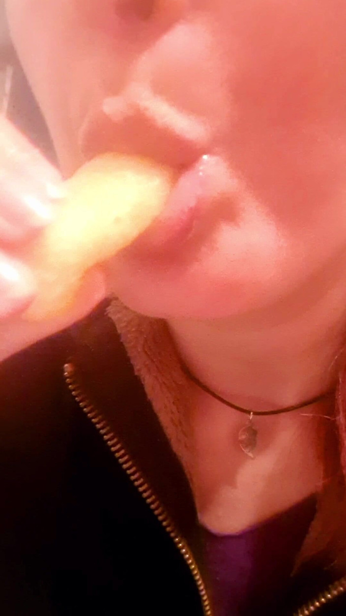 Ana Liz: Chica pervertida chupa papas