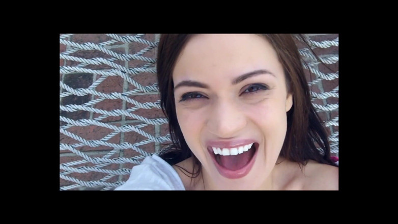 Girl on Girl: Bruna dai grossi seni lecca la fica bollente della sua...