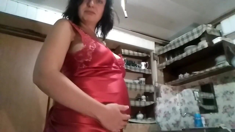 Sexy Milf: Full big glass of piss after long despeartion