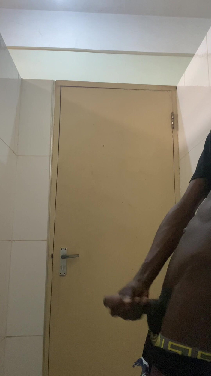 Slimniqqa: MARE ȘI NEAGRĂ ejaculează în spălătorie publică - partea 1