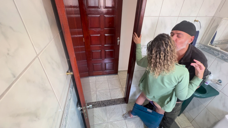 Victor SweetCoupleStories: Un freacă împotriva surorii sale vitrege în baie