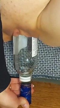 Meine frau liebt es, auf eine riesige flasche zu springen