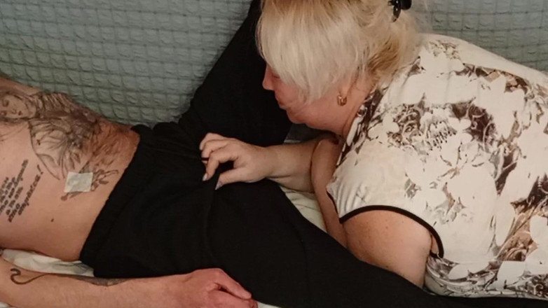 Zona901: 隣人が昼食に来て、私のチンコをしゃぶり、精液を飲み込んだ