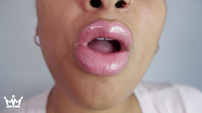 Mya Mula Goddess: Ty jsi můj gumový medvěd