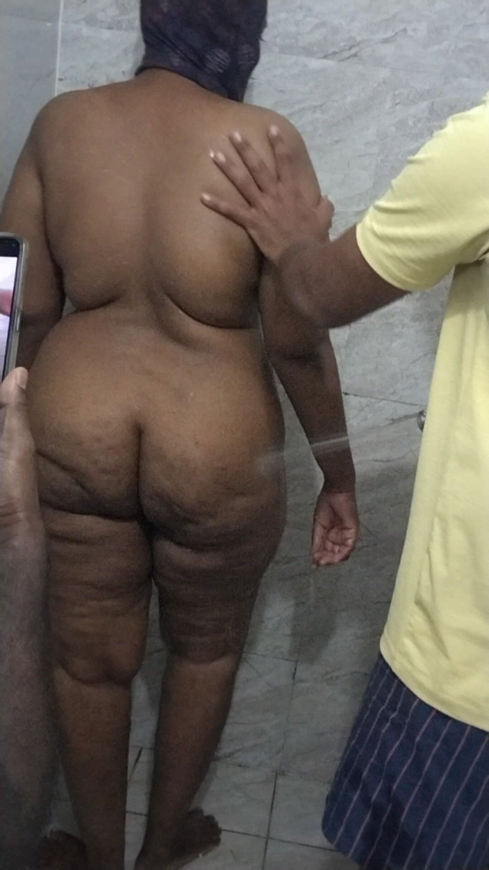 Tamil lesbian: 剃り後の膣のクリーニングとホットな胸の跳ねる