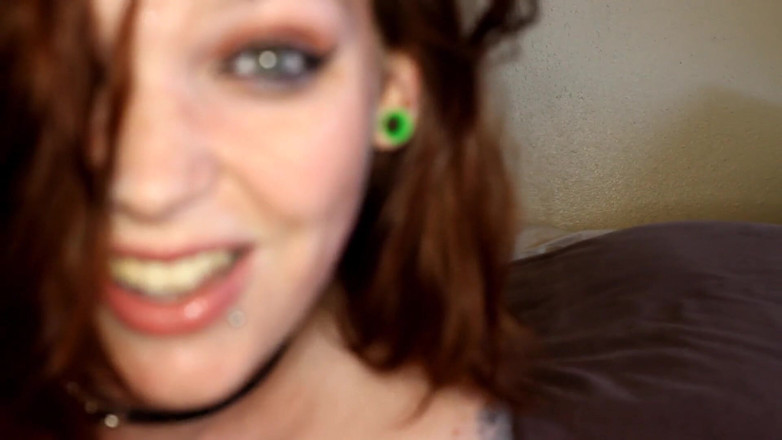 GamerGirlRoxy: Nat neuken in mond klaarkomen in het gezicht met riem
