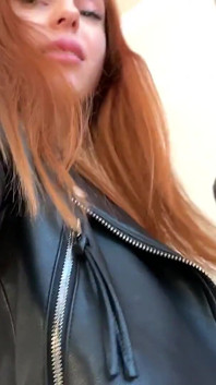 En primer plano - doble adoración de coño y escupiendo dominatrix con dominatrix Sofi y Kira