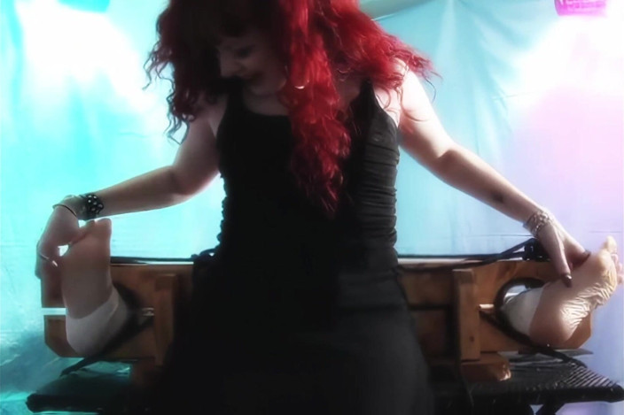 BleuFetish Tickling: Tickle Dom Mr Fitz dimusnahkan oleh Domina Skye - Tonton Ini...
