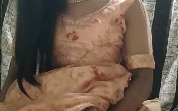 Keerthanakeerthi95: Indiana transsexual gozando em Lehanga tradicional e comendo seu próprio...