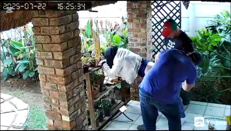 Bigjoefuckalott: 摄像头拍到我的老婆在我工作的时候和我的两个好朋友做爱