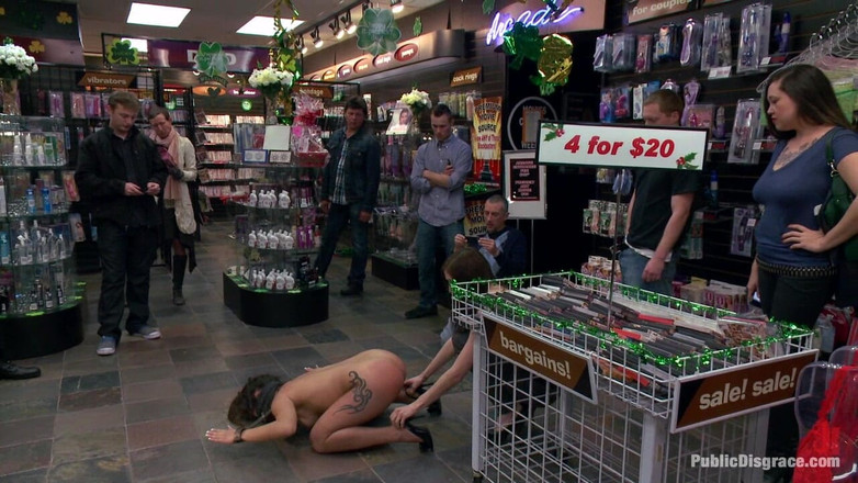 Public Disgrace by Kink: O fată drăguță latino cu un fund mare și rotund este...