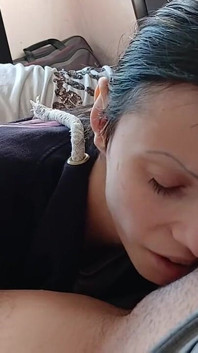 Ho punito la mia ragazza e l'ho fatta inginocchiarsi a guardare un'altra ragazza leccarmi la figa