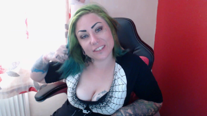 Tattooed Milfy Mama: Hloupé chvění