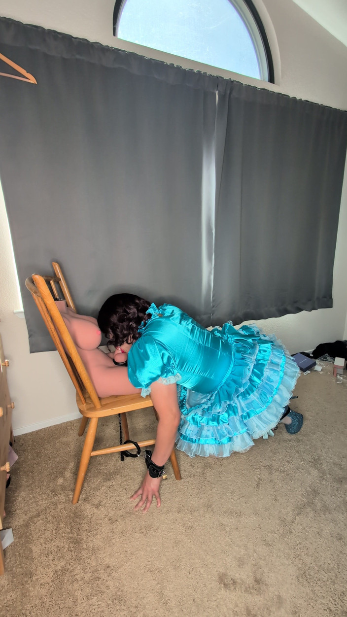 Sissy Candy: Une soubrette effrène se fait enfermer son col à la bite...