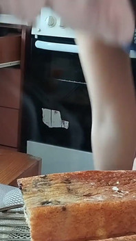 Hotwife menyediakan makanan bogel di dapur. Bini amatur dengan pepek berbulu, tetek besar, pantat besar.