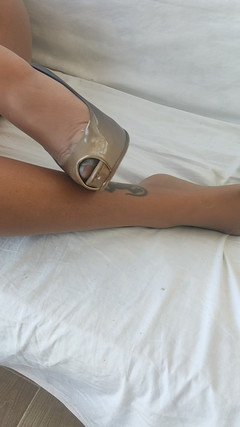 corynanylon: Kanapa na fotelu rajstopy i szpilki dwa kolory