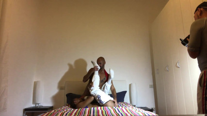 Gaybareback: Webcam backstage porno, Nicola Antonio neukt een latino-twink